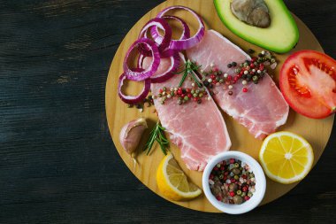 çiğ et ve sebze ahşap yüzeyde dilimlenmiş