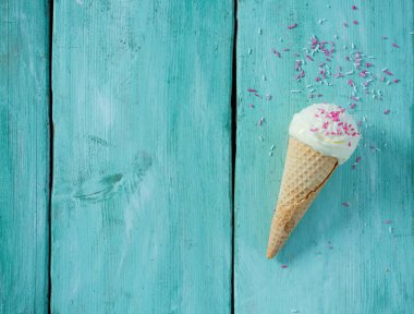 gözleme çörek turkuaz yüzeyi tek vanilyalı dondurma