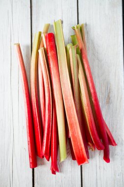 sağlıklı ravent yakından görmek ahşap yüzeyde kaynaklanıyor