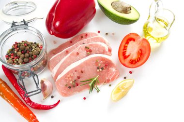 Dilimlenmiş çiğ et ve sebzeler.