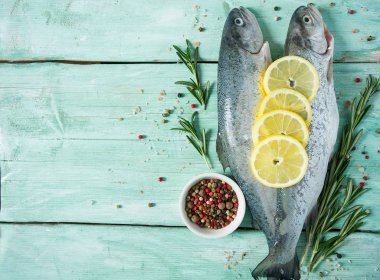 nehir alabalığı ahşap yüzey üzerinde