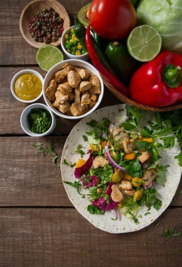 Geleneksel Meksika tavuklu tortilla dürümü