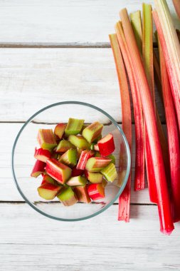 sağlıklı ravent yakından görmek ahşap yüzeyde kaynaklanıyor