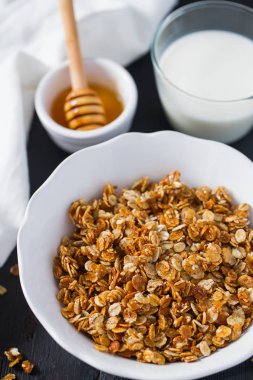 Tahta yüzey yüzeyinde ev yapımı granola.