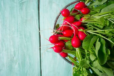 ahşap yüzey üzerinde taze ham turp