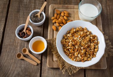 Tahta yüzey yüzeyinde ev yapımı granola.