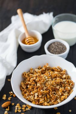 Tahta yüzey yüzeyinde ev yapımı granola.