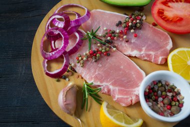 çiğ et ve sebze ahşap yüzeyde dilimlenmiş