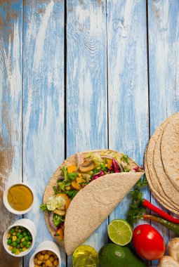 sebzeli kepekli ahşap yüzeye kaydırır