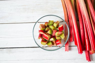 sağlıklı ravent yakından görmek ahşap yüzeyde kaynaklanıyor