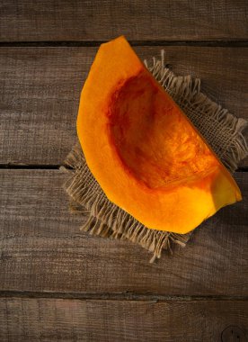 ahşap yüzey üzerinde kabak dilim
