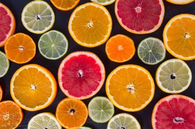 Koyu yüzeyde narenciye dilimleri