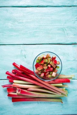 sağlıklı ravent yakından görmek ahşap yüzeyde kaynaklanıyor