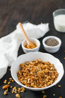Tahta yüzey yüzeyinde ev yapımı granola.