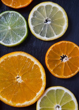 Koyu yüzeyde narenciye dilimleri