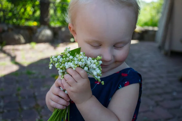 Menina Bonito Criança Lírios Das Flores Vale — Fotografia de Stock