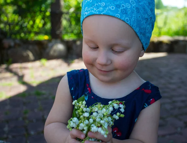 Мила Дівчинка Малюк Лілії Квітів Долини — стокове фото