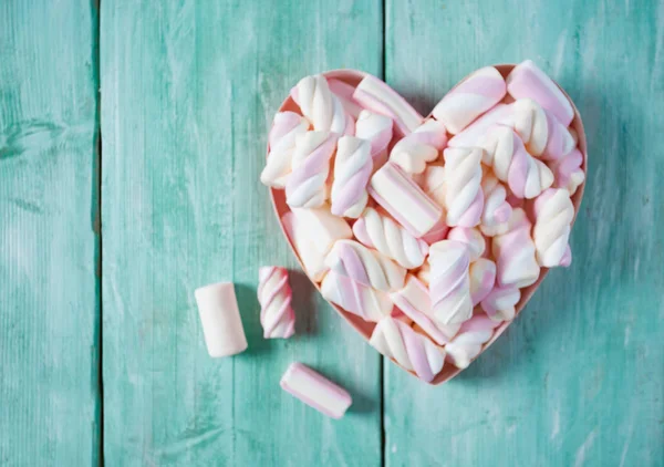 Süße Klebrige Marshmallows Auf Türkisfarbener Holzoberfläche — Stockfoto