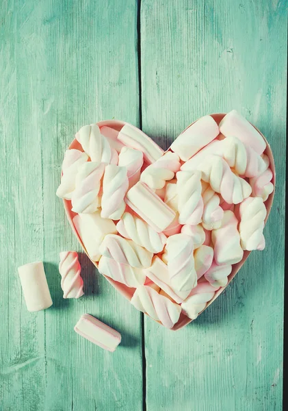 Turkuaz ahşap yüzey üzerinde tatlı yapışkan şekerleme