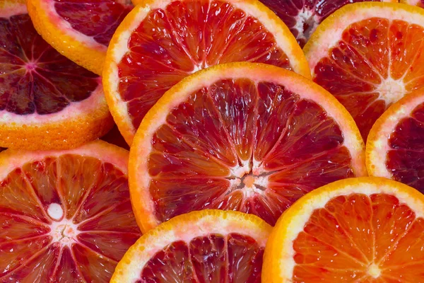 Kan portakal dilimleri beyaza izole edilmiş.