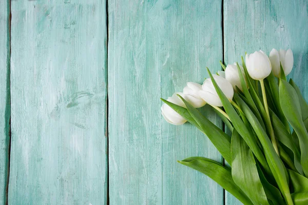 Schöne Weiße Tulpen Auf Türkisfarbener Holzoberfläche — Stockfoto