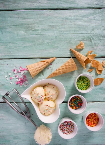 Blick Von Oben Auf Köstliches Vanilleeis Auf Türkisfarbener Oberfläche — Stockfoto