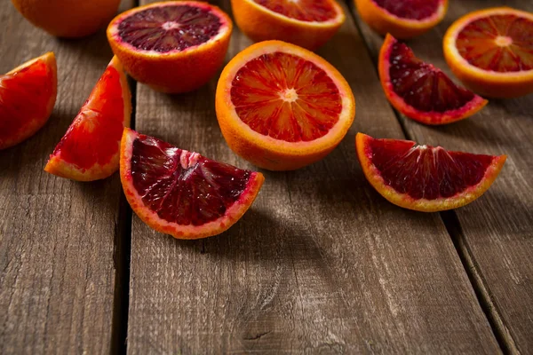 Sappige Bloed Oranje Segmenten Houten Oppervlak — Stockfoto
