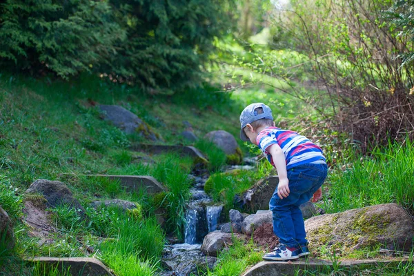 Roztomilý Chlapec Hraje Říční Voda — Stock fotografie