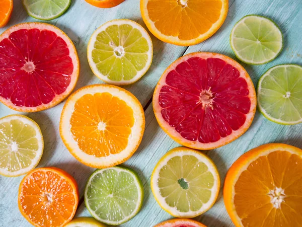 Citrusvruchten Segmenten Turkooizen Achtergrond — Stockfoto