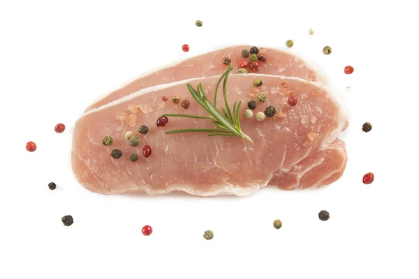在白色背景上查出的新鲜切片生肉的特写镜头视图 — 图库照片