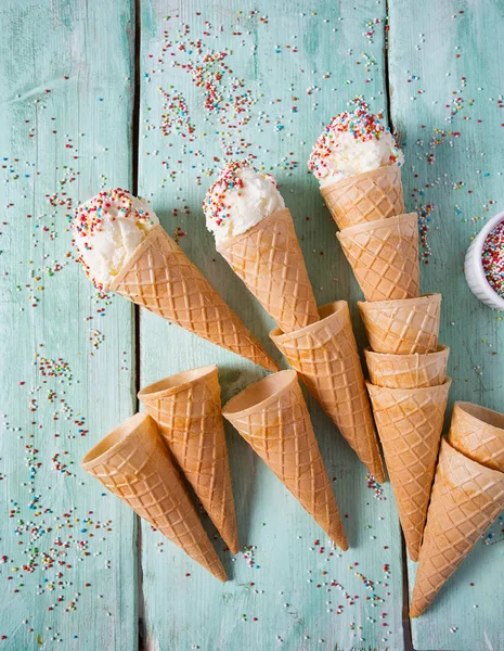 Helado Vainilla Conos Gofre Sobre Superficie Madera Turquesa — Foto de Stock