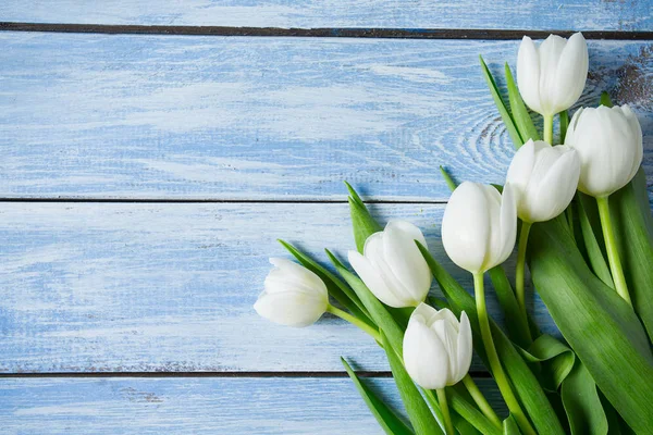 ahşap yüzey üzerinde güzel taze laleler