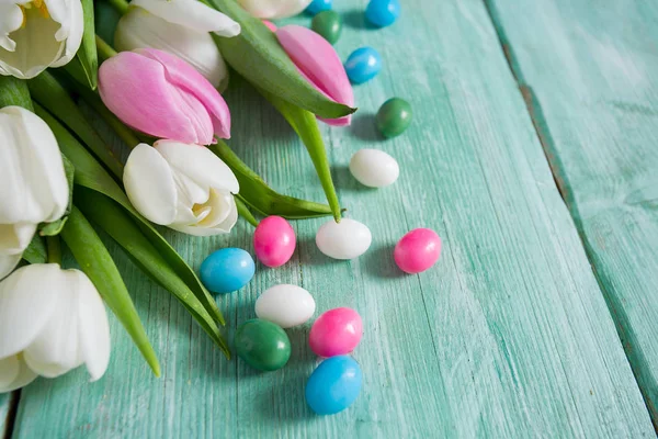 Tulpen Pasen Snoepjes Houten Oppervlak — Stockfoto