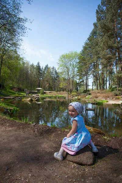 Menina Bonito Jardim Japonês — Fotografia de Stock