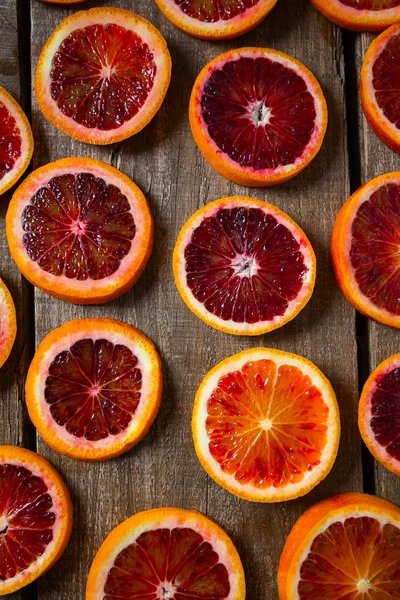 Sappige Bloed Oranje Segmenten Houten Oppervlak — Stockfoto