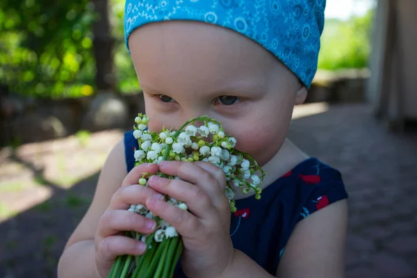 Linda Niña Lirios Las Flores Del Valle — Foto de Stock