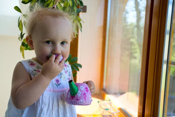 Linda Niña Está Fingiendo Beber Taza Juguete — Foto de Stock