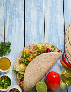 Sebze ambalajı ahşap yüzeyde