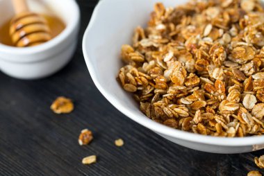 Tahta yüzey yüzeyinde ev yapımı granola.