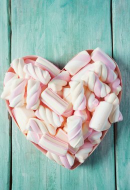 Turkuaz ahşap yüzey üzerinde tatlı yapışkan şekerleme