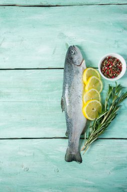 nehir alabalığı ahşap yüzey üzerinde