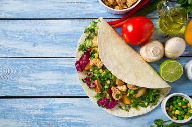 Geleneksel Meksika tavuklu tortilla dürümü