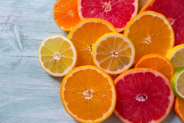 Narenciye meyve dilimleri turkuaz arka plan üzerinde