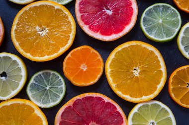 Koyu yüzeyde narenciye dilimleri