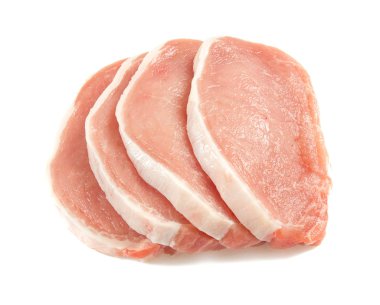 taze dilimlenmiş çiğ et beyaz arka plan üzerinde izole yakından görmek