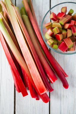 sağlıklı ravent yakından görmek ahşap yüzeyde kaynaklanıyor