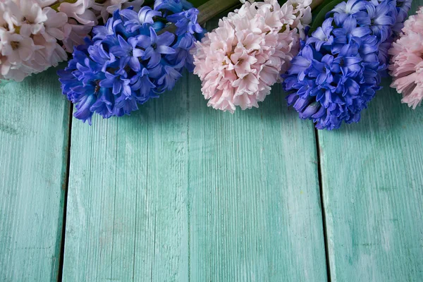 Schöne Hyazinthenblüten Auf Türkisfarbener Holzoberfläche — Stockfoto