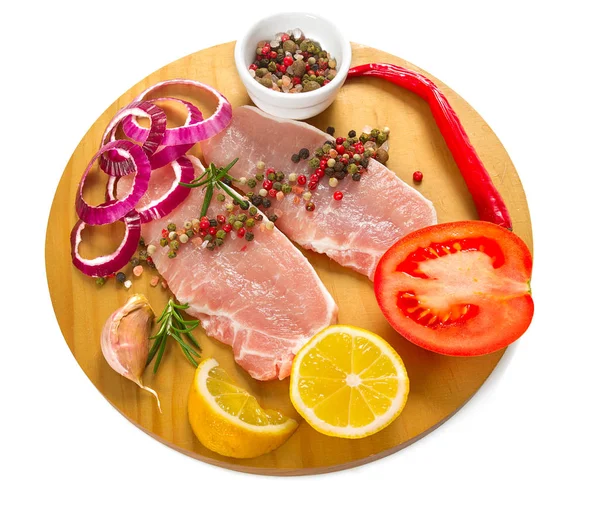 Surowe Mięso Warzywa Plasterkach Izolowane Białym — Zdjęcie stockowe