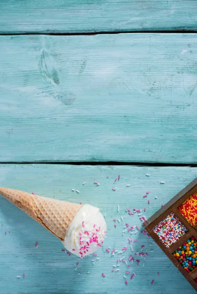 Single Vanilla Ice Cream Waffle Scone Turquoise Surface — Stock Photo, Image