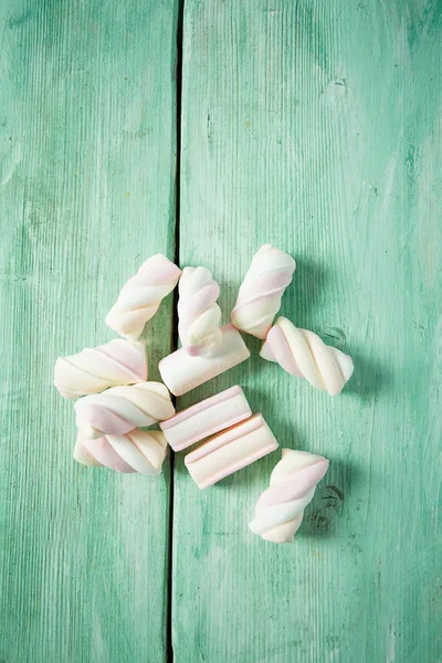 Marshmallows Pegajosos Doces Superfície Madeira Turquesa — Fotografia de Stock
